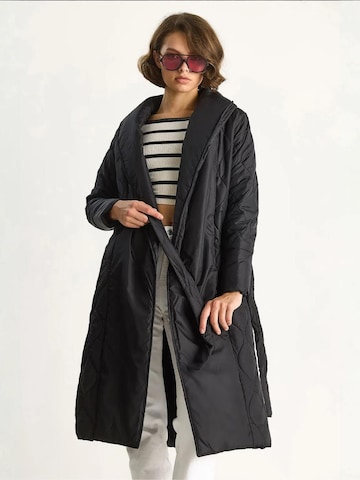 Cappotto di mezza stagione di Bianco Lucci in nero: frontale