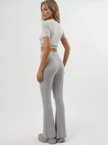 Hiccup - Flared Calças em cinzento