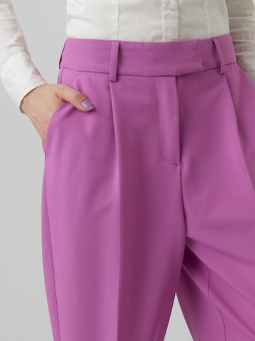 purpurinė VERO MODA Plačios klešnės Kelnės su kantu 'Zelda'