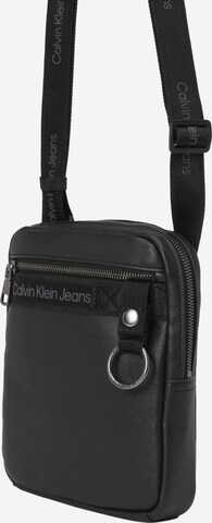 Calvin Klein Jeans Чанта за през рамо тип преметка в черно