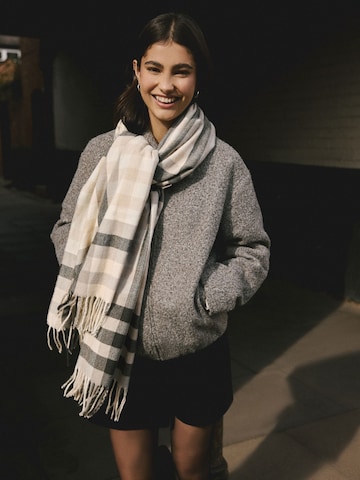 Next Kaulaliina värissä beige