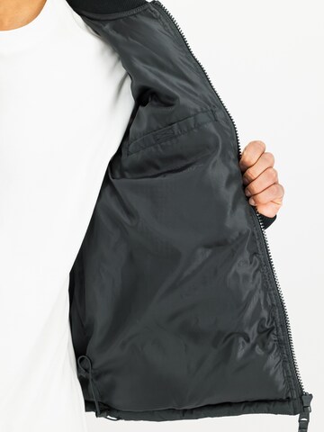 ALPHA INDUSTRIES Jacke 'MA-1' in Schwarz: Seite