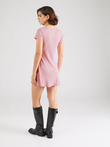 Rochie de la Monki pe roz