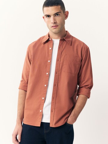 Next - Ajuste estrecho Camisa en marrón: frente