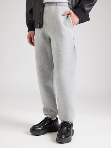 Calvin Klein Jeans - Tapered Calças em cinzento: frente