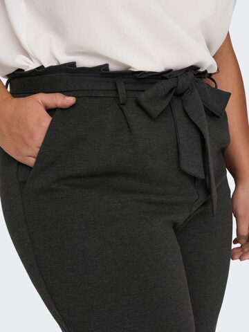 Effilé Pantalon ONLY Carmakoma en gris