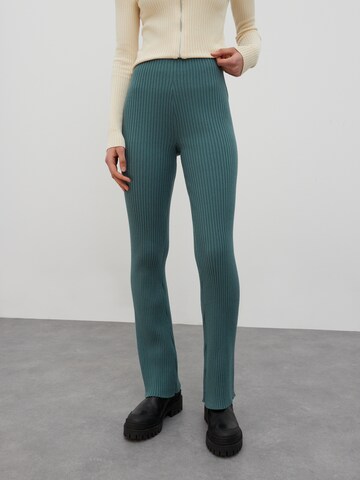 Coupe slim Pantalon 'Vivi' EDITED en vert : devant