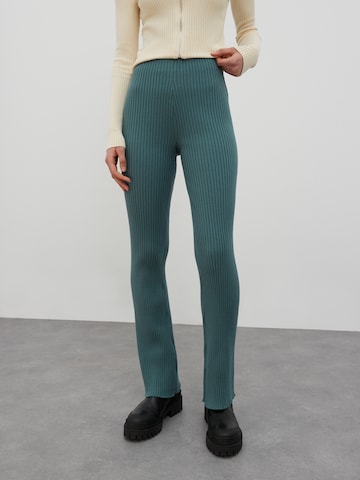 Coupe slim Pantalon 'Vivi' EDITED en vert : devant