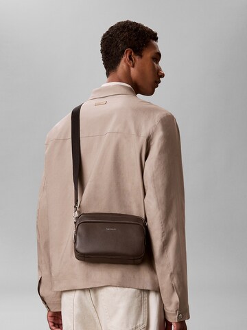 Calvin Klein Crossbody Bag in Brown: front