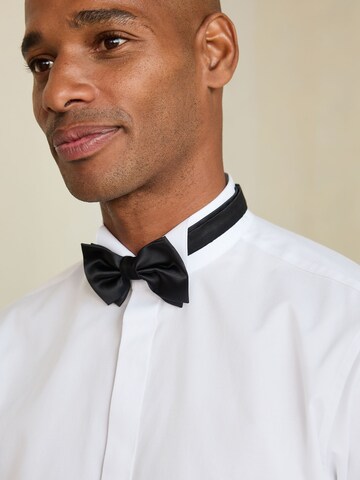 Next Slim Fit Set: Hemd und Fliege in Weiß