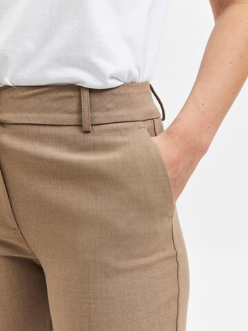 Coupe slim Pantalon à plis 'Rita' SELECTED FEMME en marron