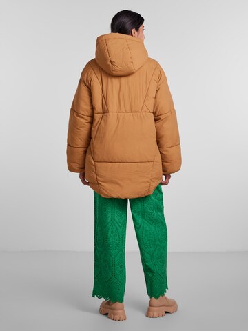 Veste mi-saison 'Saka' YAS en marron