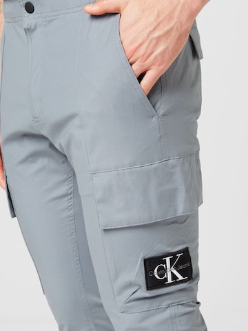 Skinny Pantalon cargo Calvin Klein Jeans en bleu