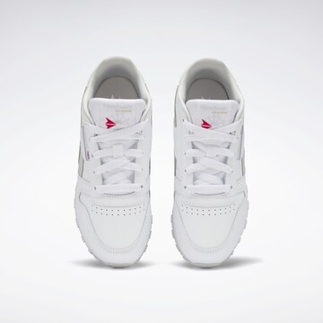 Sneaker de la Reebok pe alb