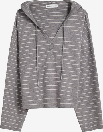 BershkaPulover - siva boja: prednji dio