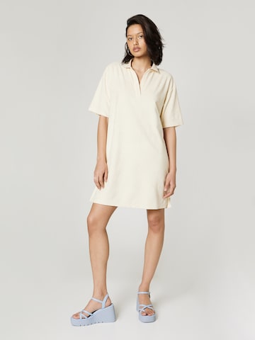 Robe-chemise florence by mills exclusive for ABOUT YOU en beige : devant