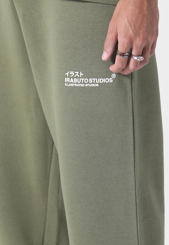 regular Pantaloni di Irasuto Studios in verde