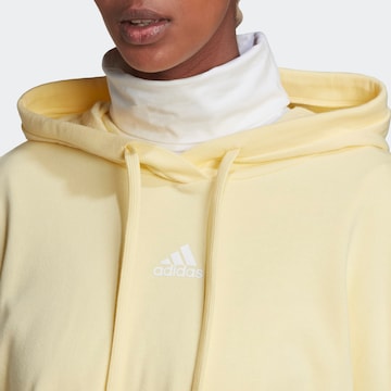 ADIDAS SPORTSWEAR - Sweatshirt de desporto 'Hyperglam' em amarelo