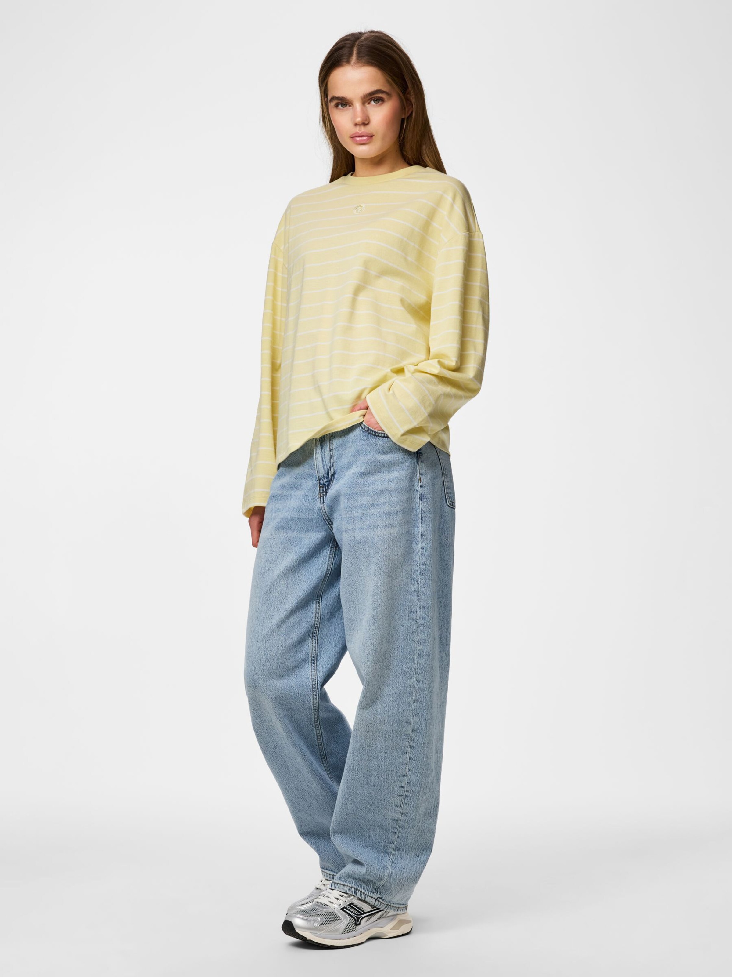 Maglietta 'PCSADIE BARREL' di PIECES in beige