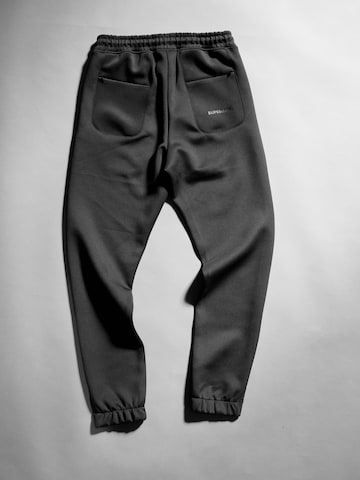 SUPERREBEL® GEAR Tapered Sporthose 'AUDREY_' in Schwarz