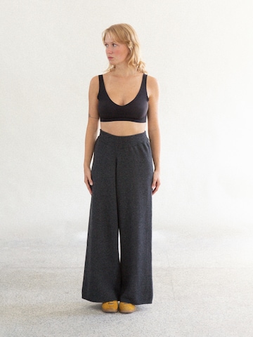 KOPYTO Wide leg Workout Pants in Grey: front