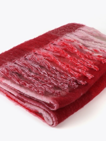 Sciarpa di Lola Casademunt in rosso