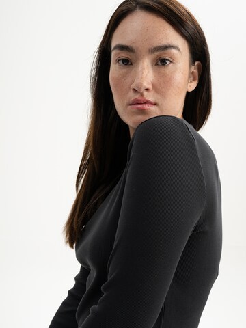 MELA T-shirt 'MEHAR' i svart