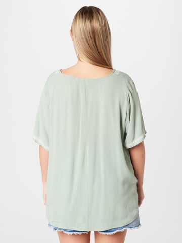 Tricou 'MICHELLE' de la EVOKED pe verde