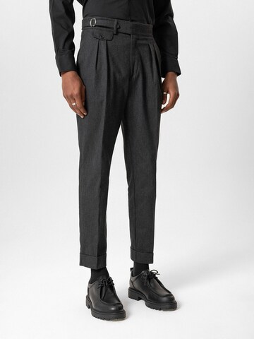 Tapered Pantaloni con pieghe di Antioch in grigio
