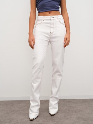 RÆRE by Lorena Rae Flared Jeans 'Ela' i hvid: forside