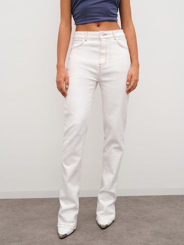 RÆRE by Lorena Rae Flared Jeans 'Ela' in Wit: voorkant