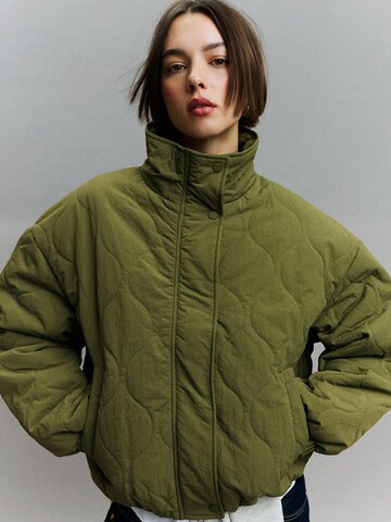 Veste mi-saison Bershka en vert