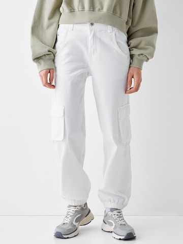 Loosefit Pantalon cargo Bershka en blanc : devant