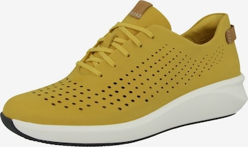 Baskets basses 'Un Rio Tie' CLARKS en jaune : devant