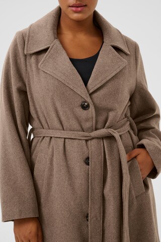 Veste mi-saison 'Nanny' KAFFE CURVE en marron