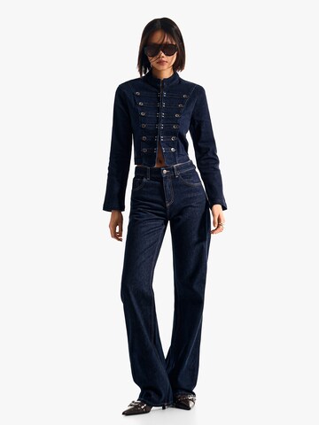 Bershka Välikausitakki värissä sininen