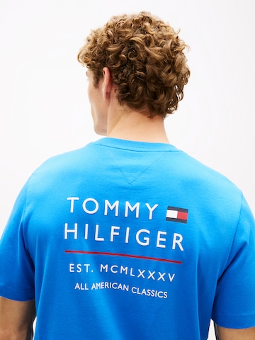 TOMMY HILFIGER Bluser & t-shirts 'BRAND LOVE' i blå