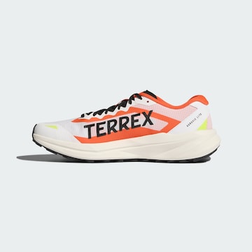 Chaussure de course 'Agravic Lite' ADIDAS TERREX en blanc