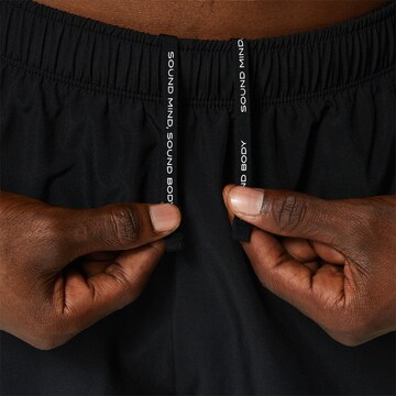 ASICS Regular Sportshorts in Schwarz