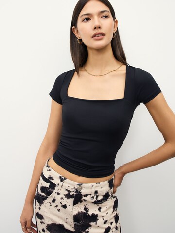 Tricou de la Next pe negru: față