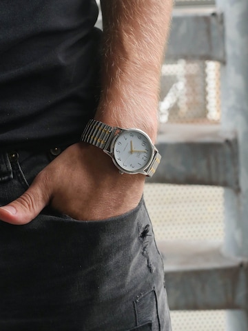 Q&Q Analoog horloge in Goud: voorkant