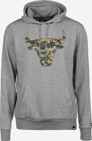 NEW ERA Sweatshirt 'NBA Chicago Bulls' in Grijs: voorkant