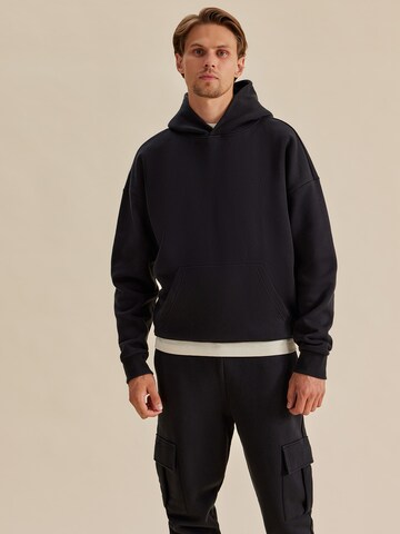 DAN FOX APPAREL Свитшот 'Sebastian' в Черный: спереди
