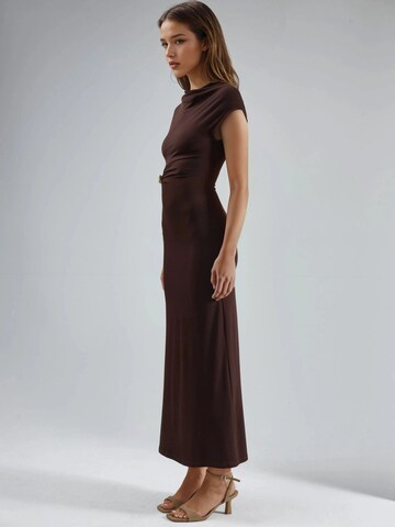 Busem Avondjurk in Bruin