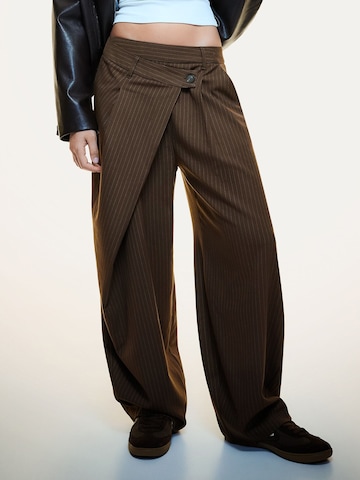 Bershka Baggy Trousers in Brown: front