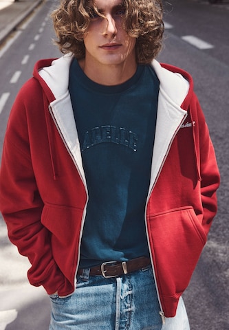 Veste de survêtement Pull&Bear en rouge : devant