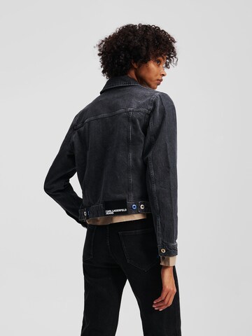 KARL LAGERFELD JEANS Демисезонная куртка ' JEANSJACKE MIT REGULÄRER PASSFORM ' в Синий