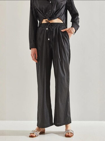 Bianco Lucci - Perna larga Calças em preto: frente