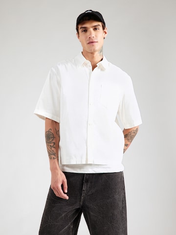 Comfort fit Camicia di WEEKDAY in bianco: frontale