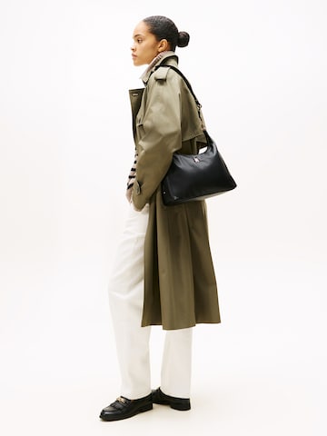 TOMMY HILFIGER Skuldertaske i sort